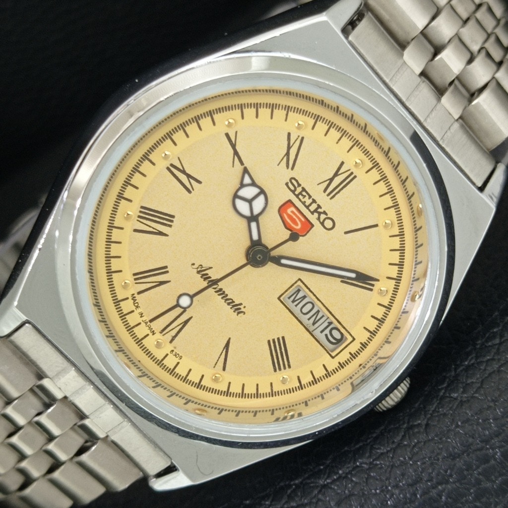 Vintage 1976 Seiko Automatic Mens Silver Watch WDaydate  Yellow Accents